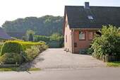 Hauszufahrt mit Stellplätzen - 5 Zimmer Mehrfamilienhaus, Wohnhaus in Agathenburg