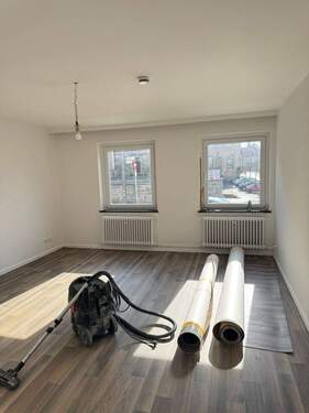 Wohnzimmer - Erdgeschosswohnung mit Balkon und Tageslichtbad. Zentraler geht es kaum