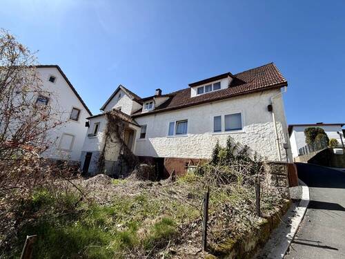 Hausansicht und Garten - Ihr Projekt fürs Eigenheim: Haus mit Garten, Garage und Nebengebäude