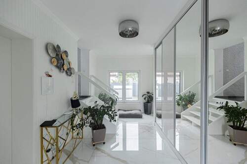 Großzügiger Eingangsbereich mit Einbauschrank - 7 Zimmer Einfamilienhaus in Hennigsdorf