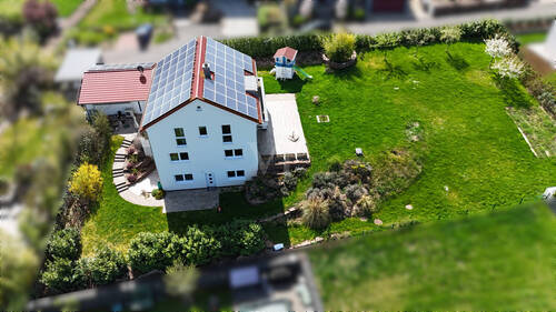 Hausansicht mit Grundstück - 
