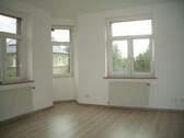 Wohnzimmer 1 OG - Gemütliche, neuwertige 4-Raum-Wohnung mit Balkon in zentrumsnaher Lage von Zeulenroda