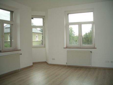 Wohnzimmer 1 OG - Gemütliche, neuwertige 4-Raum-Wohnung mit Balkon in zentrumsnaher Lage von Zeulenroda