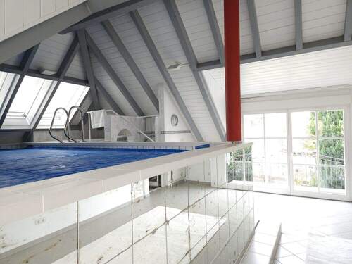 Pool m. Blick zur Terrassentür - 