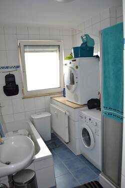 Bad mit Wanne und Dusche - 