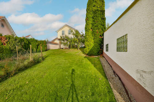 seitlicher Garten - 9 Zimmer Mehrfamilienhaus, Wohnhaus in Birkenfeld