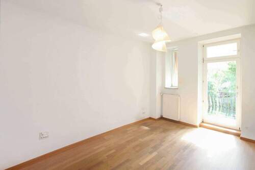 Wohnzimmer - Charmante 3-Zimmer-Altbauwohnung mit Süd-Balkon in München!