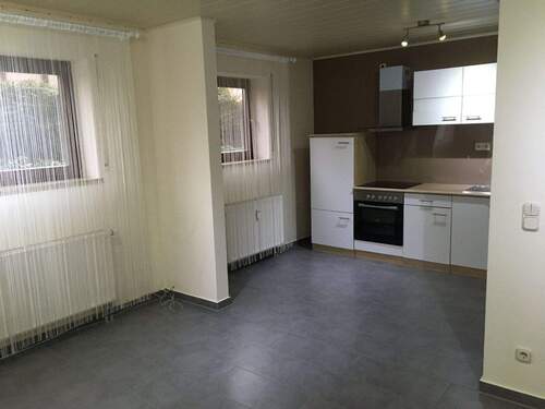 Offene Küche - Einliegerwohnung in Zirndorf-Weinzierlein - 1 Zimmer-Wohnung mit ca. 39 m², Küchenzeile, Tageslichtbad und Stellplatz