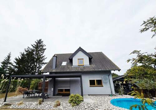 Haus mit Pool ( Rückseite) - Einfamilienhaus 130m² mit 4 Schlafzimmern mit Pool, Carport, Kamin