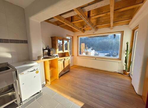 Heller Küchen-Essbereich mit schöner Aussicht - 