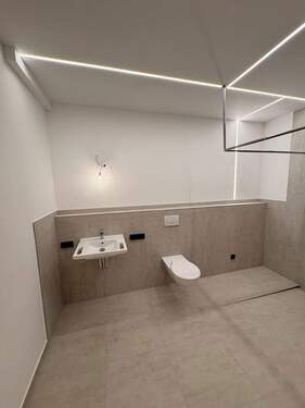 Unterfahrbahrer Waschtisch - Barrierefreie, kernsanierte EG-Wohnung mit ca. 20 m² Terrasse - offenes Wohnkonzept in Oppenheim