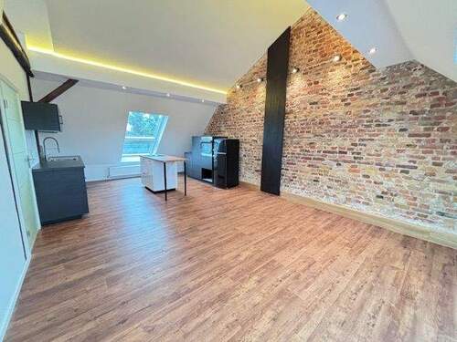 Wohnen / Küche I - Loftartiges DG - offener Wohn- Essbereich mit EBK umd kleiner Empore - 2 Zimmer - Duschbad mit Fenster - Klima