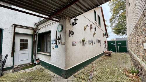 Torzufahrt und Hauseingang - 3 Zimmer Reihenendhaus zum Kaufen in Coswig