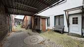 Hof mit Blick auf den Hauseingang - 3 Zimmer Reihenendhaus in Coswig