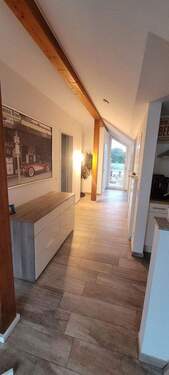 Blick durch Flur nach Wohnen - Moderne Dachgeschosswohnung mit 2 Zimmern