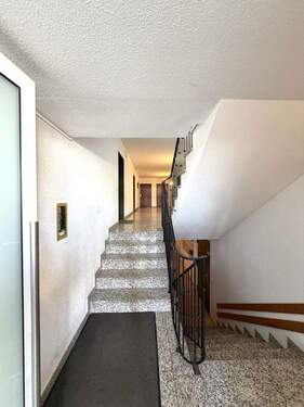 Eingangsbereich/Treppenhaus - 