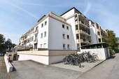 Hausansicht - Bezugsfreie 1-Zimmer-Wohnung mit Weitblick und PKW-Stellplatz in zentraler Lage von Konstanz
