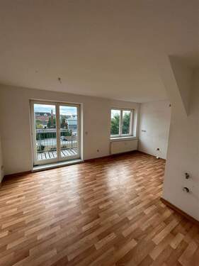 photo-2023-10-05-16-18-29~03 - Großzügige DG 2-Zimmer mit Laminat, EBK, Balkon und Wannenbad!