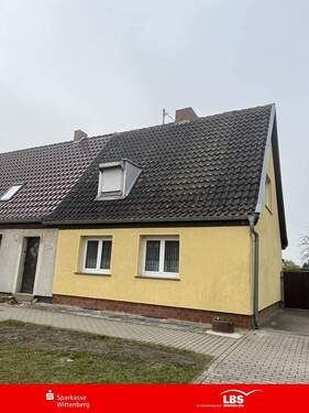 Haus Front - Charmantes Reihenendhaus mit Anbau