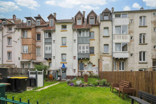 Rückansicht und Garten - Denkmalgeschütztes 5-Fam-Haus in Pforzheim mit Mietsteigerungspotenzial!