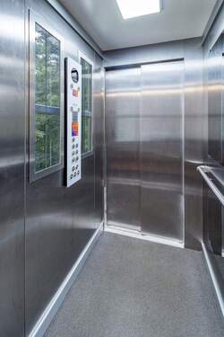 Lift mit Aussicht auf die Burg - 