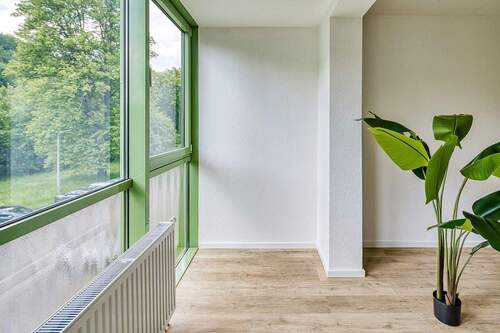 Wohnraum mit Loggia - Wohnen mit LIFT - helle, moderne TOP 2-Zimmer-Wohnung ab 01.05.26 mit EBK, Balkon & Loggia