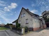 Frontansicht (Vorderhaus) - 7 Zimmer Mehrfamilienhaus, Wohnhaus zum Kaufen in Sehnde