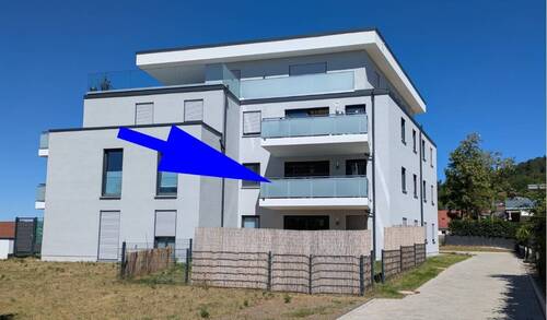 Ansicht Haus mit Pfeil - Komfortables Wohnen inkl. Tiefgarage und Aufzug