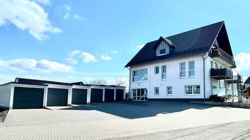 Titel Print - Energieeffizientes, neuwertiges Mehrfamilienhaus in ruhiger, verkehrsgünstiger Lage