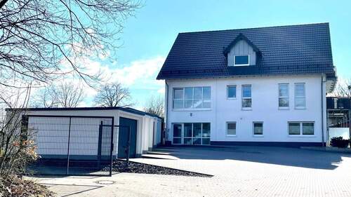Ansicht mit Eingang - Mehrfamilienhaus, Wohnhaus in Drolshagen / Scheda zum Kaufen