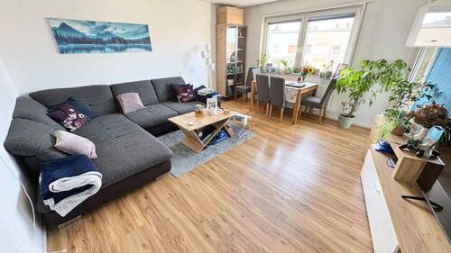 Wohnzimmer Ansicht 1 - Schöne 3 ZW mit tgl.Bad und Balkon!