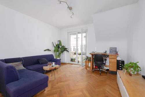 Wohnzimmer - Stilvolle 2,5-Zimmer-Altbauwohnung mit hochwertiger Ausstattung und Ausbaureserve im DG!