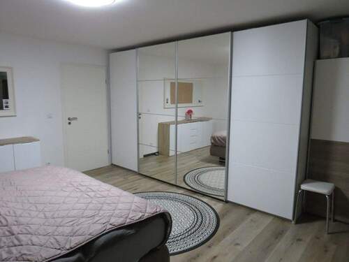 Schlafzimmer mit Einbauschrank - 