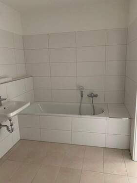 Bad - Etagenwohnung mit 76,90 m&sup2; in Radeberg zur Miete