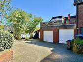 Hofbereich - rechte Garage - Blick in Richtung Gartengrundstück - 