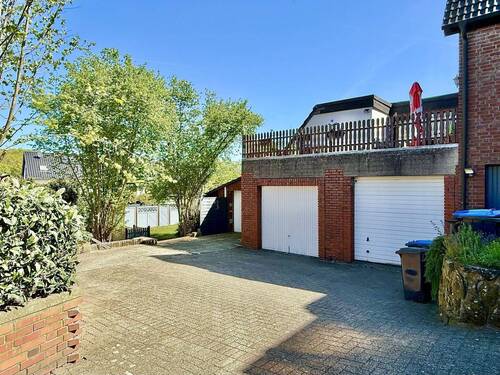 Hofbereich - rechte Garage - Blick in Richtung Gartengrundstück - 