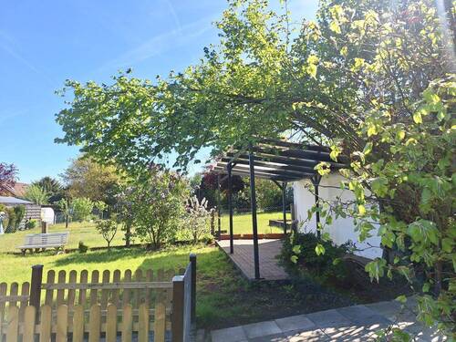 Gartengrundstück mit überdachter Terrasse - 