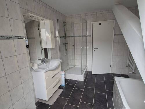 251111 - Badezimmer.jpg - Etagenwohnung mit 85,00 m² in Cottbus zur Miete