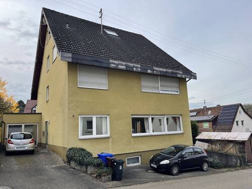 Hausansicht - Eigentumswohnung mit 2 Stellplätzen, großer Garage und separater Gewerbeeinheit