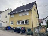 Hausansicht/ Stellplätze/ Zugang Gewerbe - 5 Zimmer Etagenwohnung zum Kaufen in Heubach