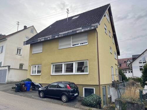Hausansicht/ Stellplätze/ Zugang Gewerbe - 5 Zimmer Etagenwohnung zum Kaufen in Heubach