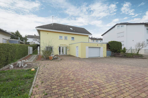 Vorderansicht - Großzügiges Einfamilienhaus in ruhiger Lage