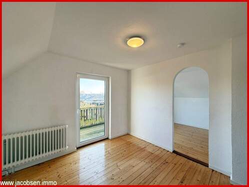 Schlafzimmer im Dachgeschoss mit Zugang zum Balkon - 