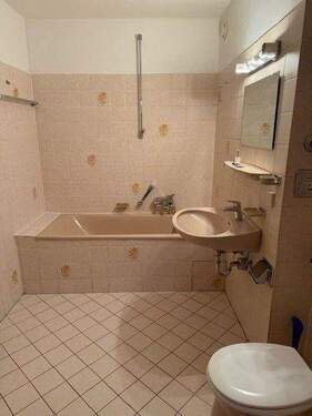Blick in das Badezimmer.jpg - 
