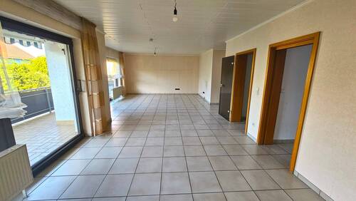 Wohnzimmer - 7 Zimmer Einfamilienhaus zum Kaufen in Lahnau