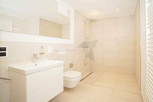 Muster Badezimmer mit XXL-Dusche - 
