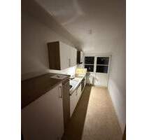 Großzügige 2-Zimmer mit neuem Laminat, EBK, Wannenbad & Balkon in ruhiger Lage! - Chemnitz Bernsdorf