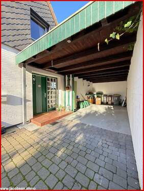 Autounterstand mit Hauseingang - 