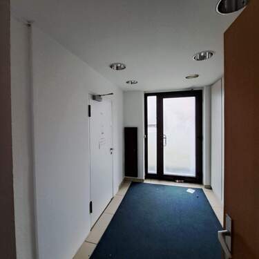 Eingang der Mitarbeiter - 