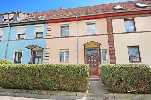 Hausansicht / Straßenseite - einzugsbereites Reihenmittelhaus in Coswig Anhalt